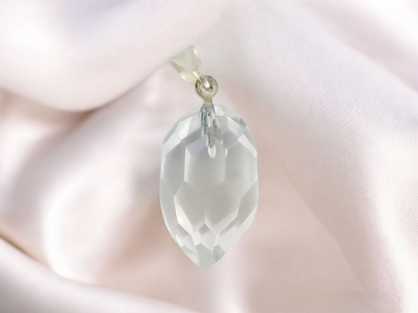 pendentif cristal de roche facetté